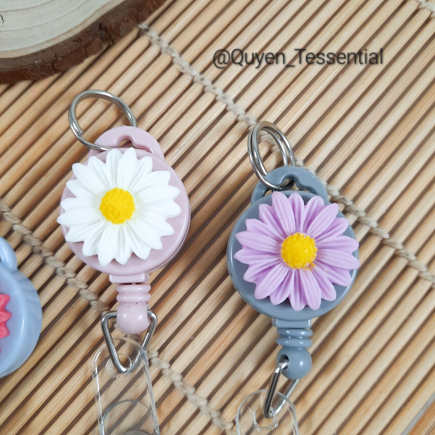 Resin Daisy Badge Reel: 3D Flower Retractable Keyring