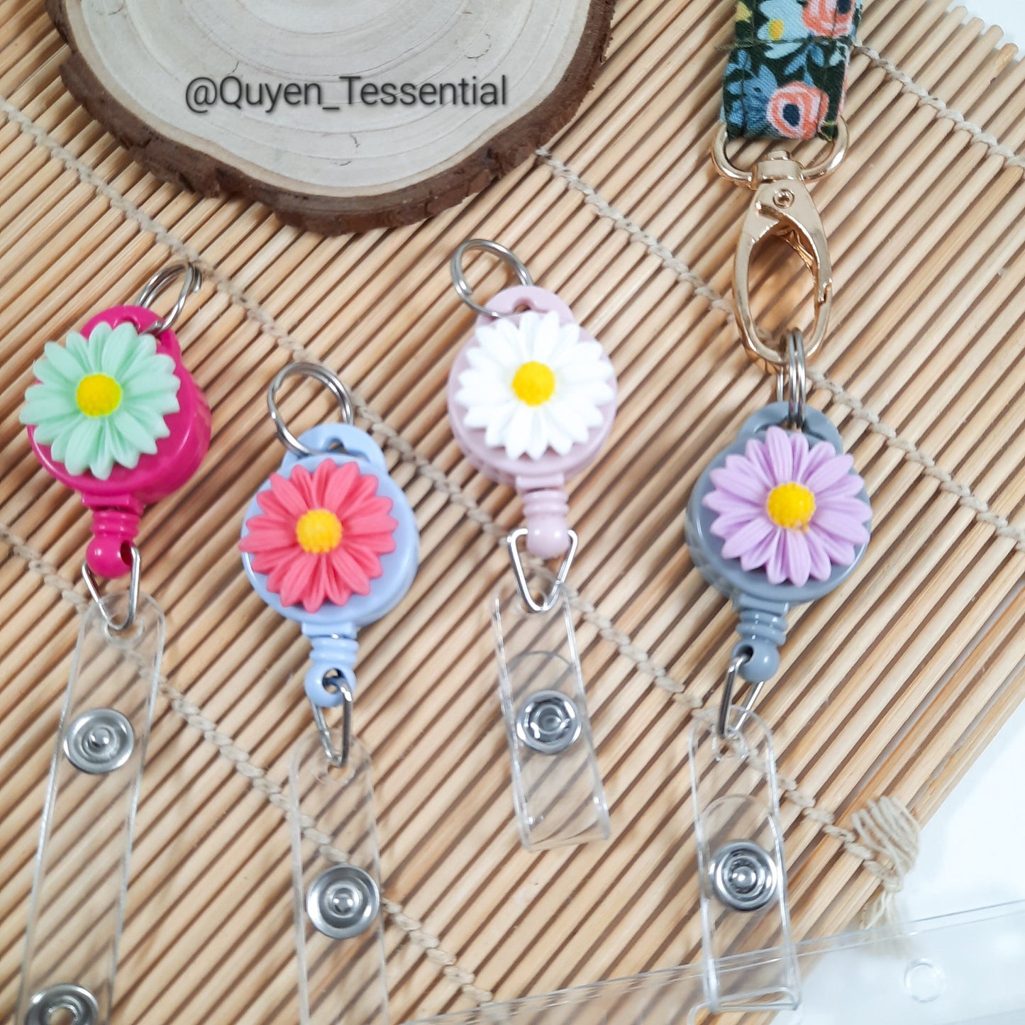 Resin Daisy Badge Reel: 3D Flower Retractable Keyring